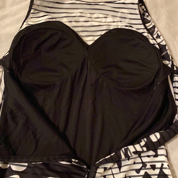 Guess Los Angeles fully lined with built in padded shelf bra dress. Size 10 - Picture 7 of 8